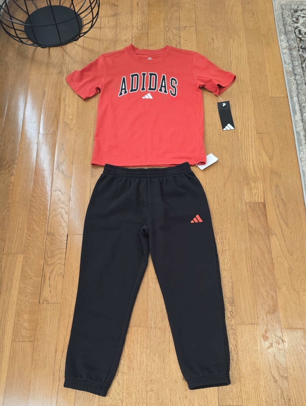ADIDAS BRAND SIGNATURE BOYS RED & BLACK SHORT SLEEVE T-SHIRT &  PANTS SET SIZE 6
